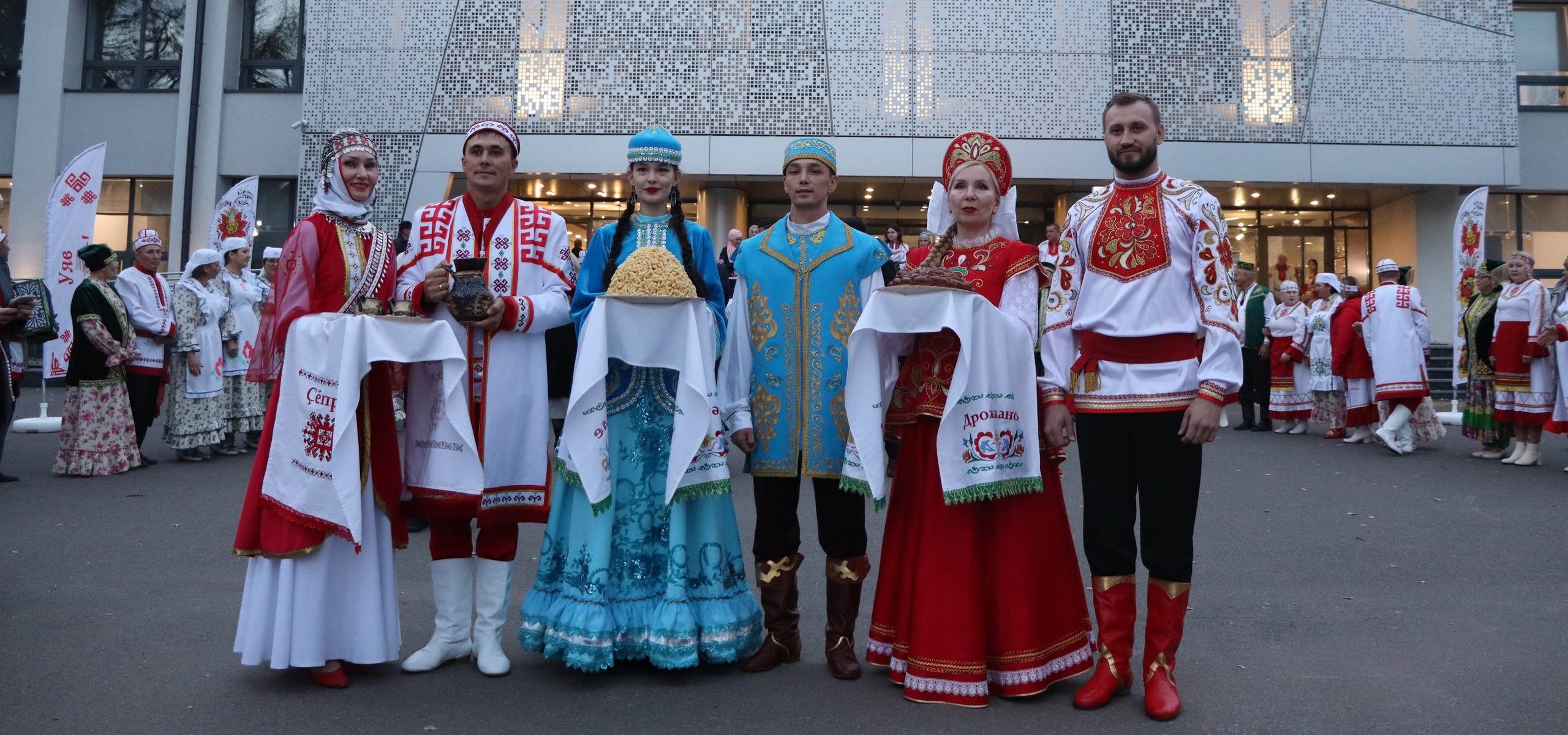 Дувановские яблоки, резные наличники и пирог из полбы: в Казани прошел день культуры Дрожжановского района