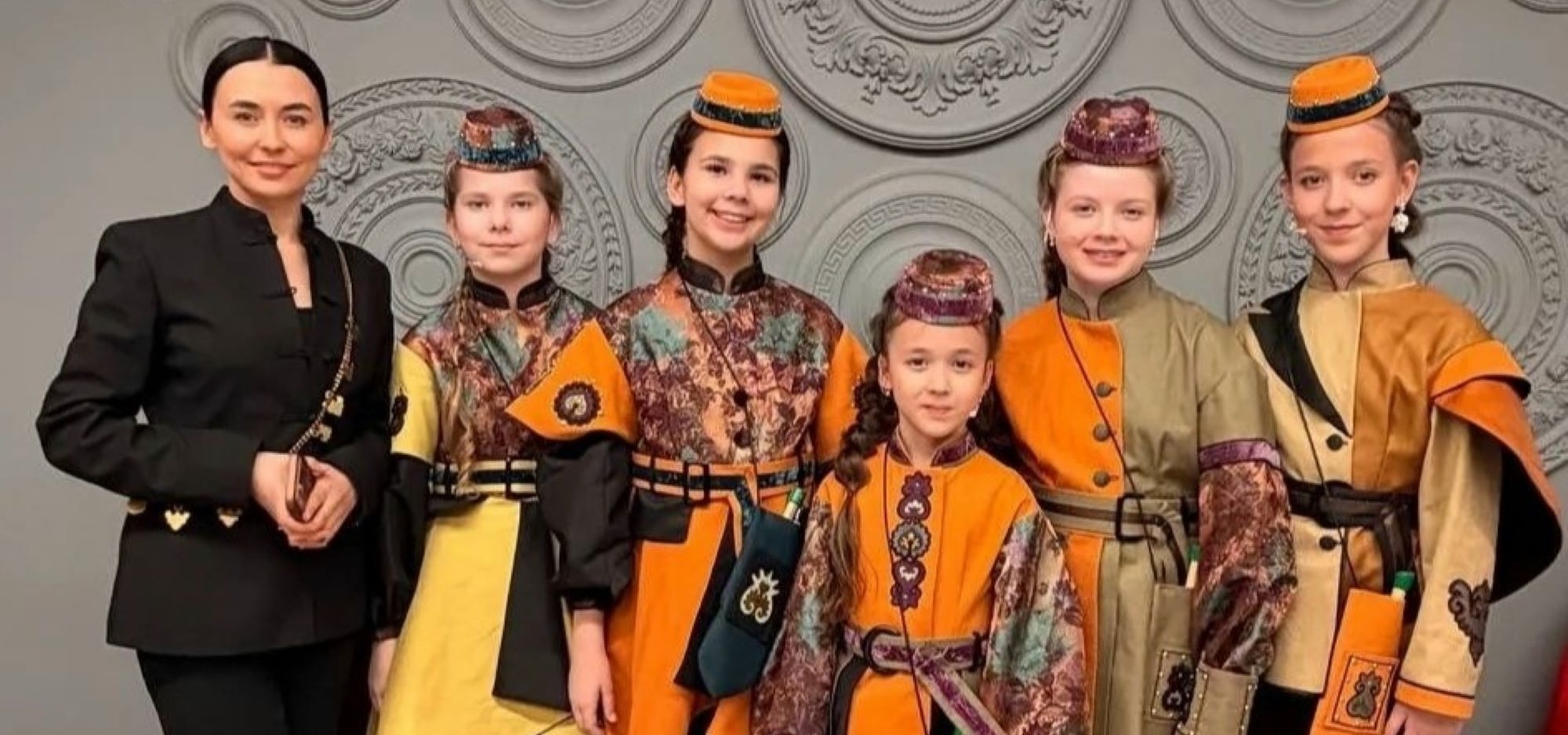 «Әллүки» курайчылар студиясе белән аның җитәкчесе Ләйсән Гәрәева таныштыра