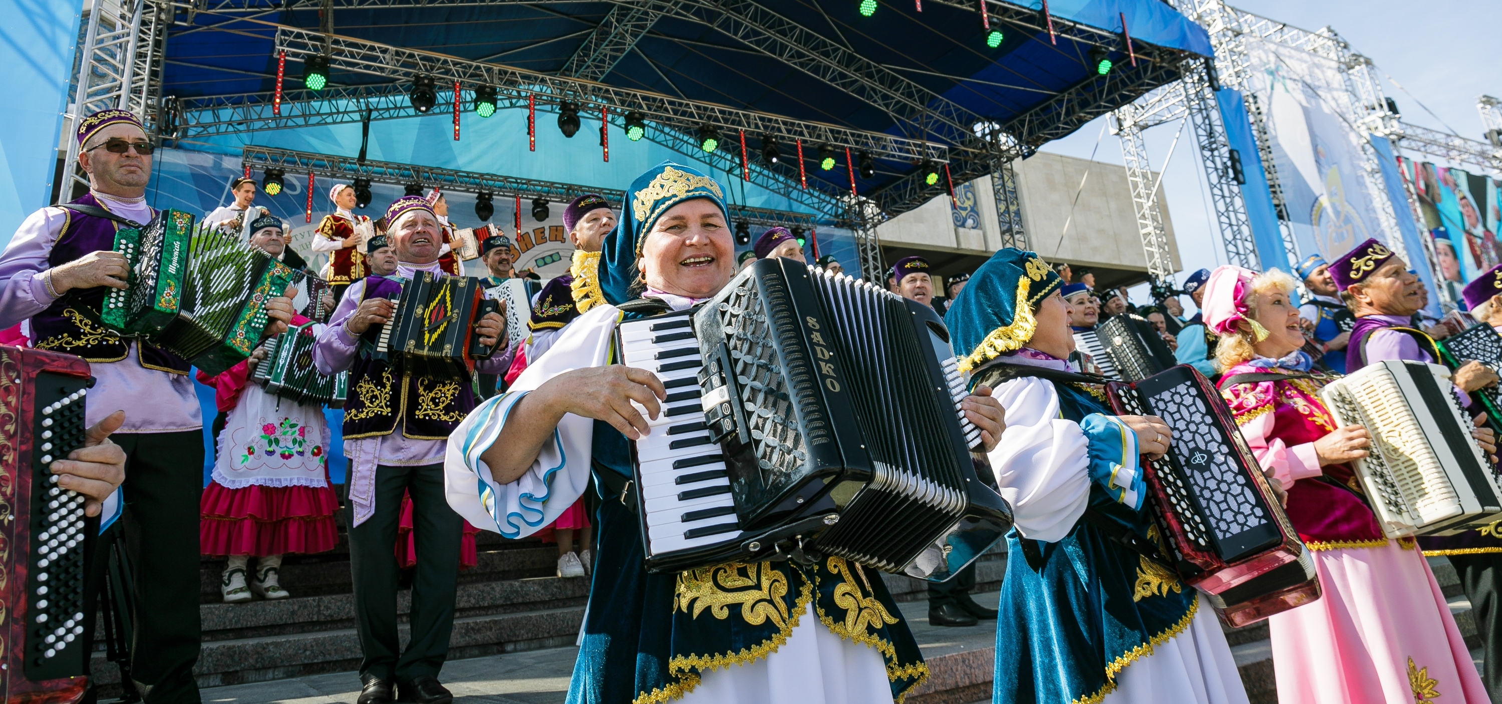 30 августа в Казани отметили масштабным праздником «Играй, гармонь!» – «Уйнагыз, гармуннар!»