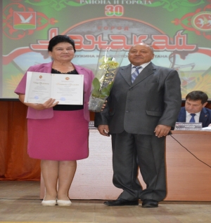 Директор Татшуганского СДК, вручение диплома