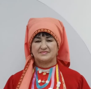 год и место рождения: 24.06.1962 г.р.,Татарской АССР,Актанышского района,с.Поисево. В СДК Ляки работает балетмейстером и параллельно руководить ансамблем.Является концертмейстером детского кряшенского фольклорного ансамбля "Айбагыр".
