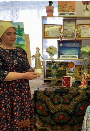 Марина Александровна очень творческий человек, занимается бисероплетение делает цветы, деревца, поделки из джутовой нити вазы, куклы, салфетницы.