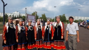 Сапожников Л.Д. (на фото справа первый) на фестивале "Мы ветви древа одного"