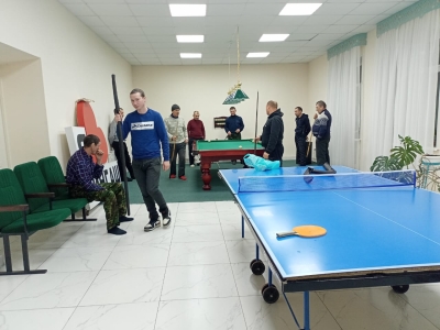 Играют в теннис и в бильярд. Проводятся разные турниры.