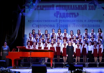 Выступление хора на отчетном концерте школы