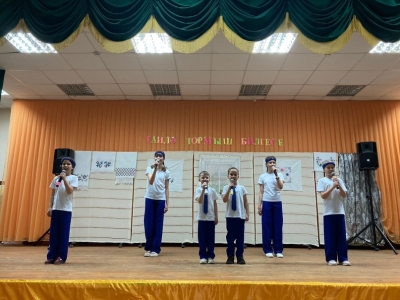Коллектив на сцене