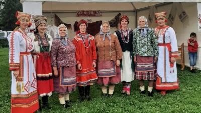 Фольклорный ансамбль "Кильдюшевские бабки" на празднике, в рамках второго вечера проекта "Дерево жизни"