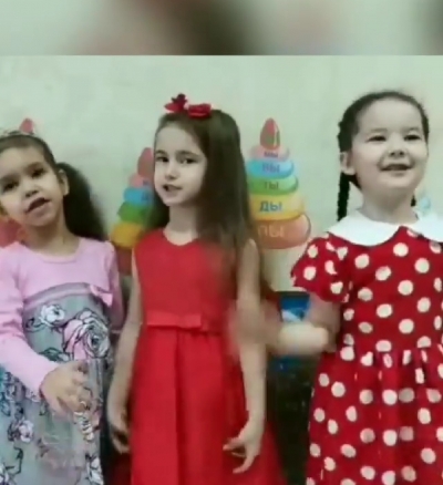 Детский вокальный ансамбль "Солнышко" в детском саду поздравляют своих бабушек и дедушек