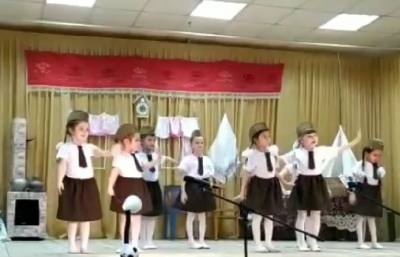 Детский вокальный ансамбль "Солнышко" на смотре художественной самодеятельности на сцене СДК