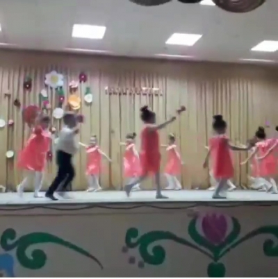 танцевальный ансамбль "Непоседы" выступают на сцене СДК
