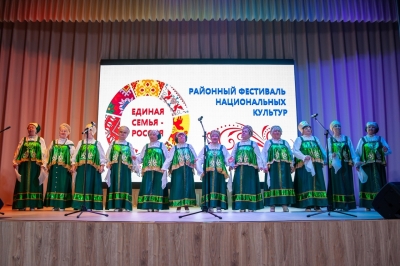 Выступление хора на районном фестивале национальных культур "Единая семья - Россия"