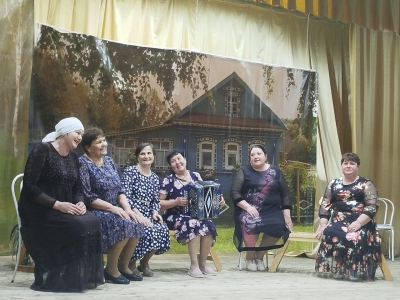 Одну из центральных ролей в спектакле исполнила Фирая Гарифуллина из Больших Салтыков. Насима в ее исполнении – добрая и милосердная соседка Сабира абы, которая заботится о ветеране, и к ней за советом приходят не только односельчанки, но и приезжая женщина с нелегкой судьбой, приехавшая из Узбекистана. 