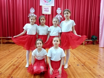 Детский хореографический коллектив  «Аксинка» (младшая группа).Фото с творческого отчета в Большеаксинском СДК.Фото из архива СДК