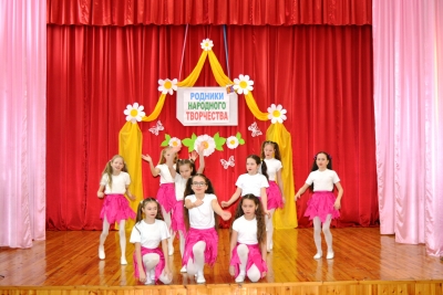 Детский хореографический коллектив  «Аксинка» (младшая группа).Фото с творческого отчета в Большеаксинском СДК.Фото из архива СДК.