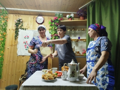 Творчеством занимаются люди самых разных профессий Роль соседки Васили, с которой у Халимы непростые отношения, но, в конце концов, они понимают, что мир и согласие между рядом живущими людьми гораздо важнее и ценнее, чем драгоценности и сокровища, сыграла Зиля Айсина.