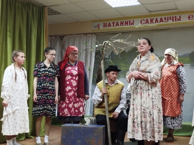 У целого поколения, жившего в сороковые, война украла детство, юность и семейное счастье. Война ... Нет ничего страшнее, этого слова.  Большекляринцы в Год 80-летия Великой Победы своей театральной постановкой напомнили о тяжкой доле тружениц села – и молодых, и пожилых, заменивших в годы войны в тылу мужчин. Многие из них так и не дождались своих мужей, женихов: война разрушила их женское счастье…