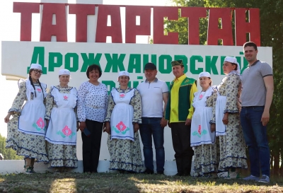 Фольклорный коллектив "Сомбелэ" на границе Дрожжановского района