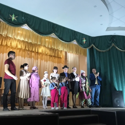 Выступление народного театра с спектаклем "Саташу" по пьесе Туфана Миннуллина.