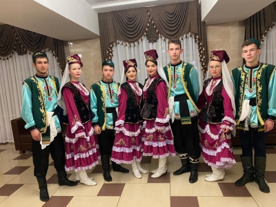 Выступление хореографического ансамбля “Күбәләк” (“Бабочка”) в районном отчётном концерте.