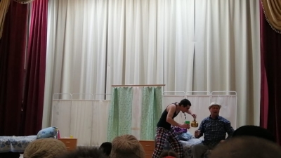 Д.Салихов " Никулэй дэдэйнен боер ташы"(Почечный камень дяди Микулая).  В спектакле действие разворачивается в больнице. Старик Микулай из своей деревни попадает в городскую клинику на операцию. У него обнаружен камень в почках. Но в этой клинике доктора обнаруживают, что этот камень не простой, а якобы бриллиант. Начинается борьба за то, кто сделает ему операцию. Алчные доктора пытаются овладеть бриллиантом, обещая деду всевозможные блага. Но хитрый дед знает, что у него не бриллиант и начинает также польз