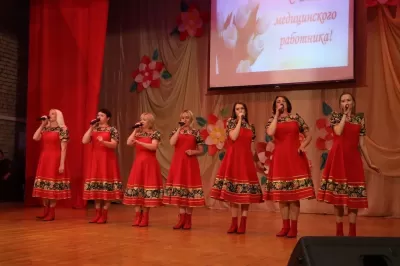 Вокальный ансамбль "Чаровница", выступление на концерте, посвященном Дню медицинского работника