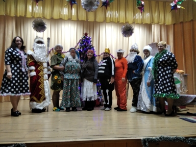 Театральный коллектив с театрализованного представления "Новогодние приключения Бабы Яги"