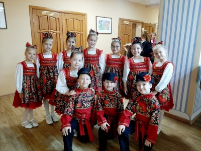 Младшая группа ансамбля с номером "Матрешки"