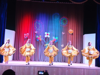 Народный татарский танец "Парлы бию".Танцуют девочки и мальчики 7-го класса.Конкурс "Бэхетле балачак"