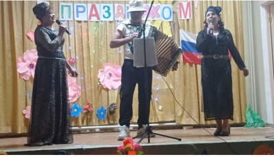 Ансамбль " Уйна, гармун уйна".Провели мероприятие День Россия.Пели с гармонистом народные песни а также гимн.Украсили цену Российским флагом,надписом поздравления ицветы.