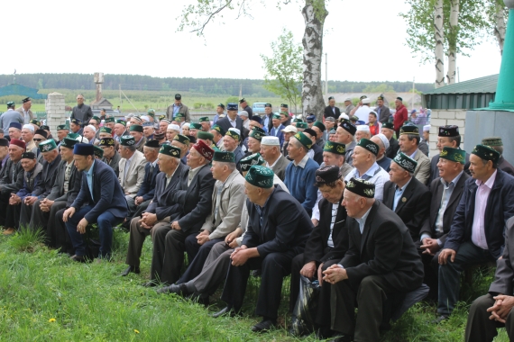 Жители села и гости, собравшиеся на ежегодное мероприятие у могилы Абыз бабай
