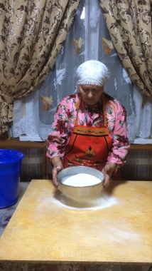 Процесс выпекания хлеба: просеивание муки. Фото взято из личного архива Замалиевой Гульзады Фазыловны, жительницы с.Сиза Арского МР РТ