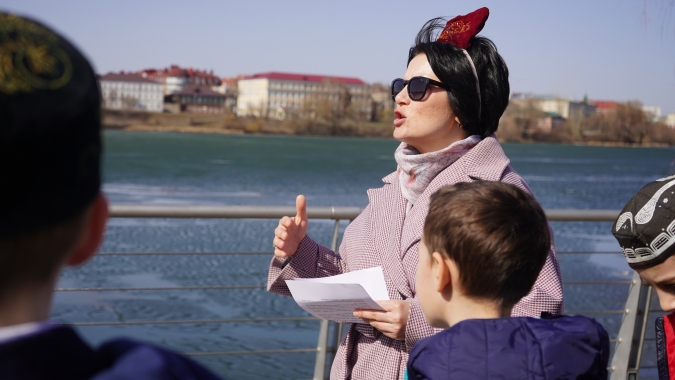 Гульнара Мукминова рассказывает ученикам о празднике