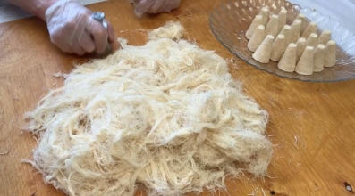 Ломкие волокна, прессуя пальцами, наполняют в форму 